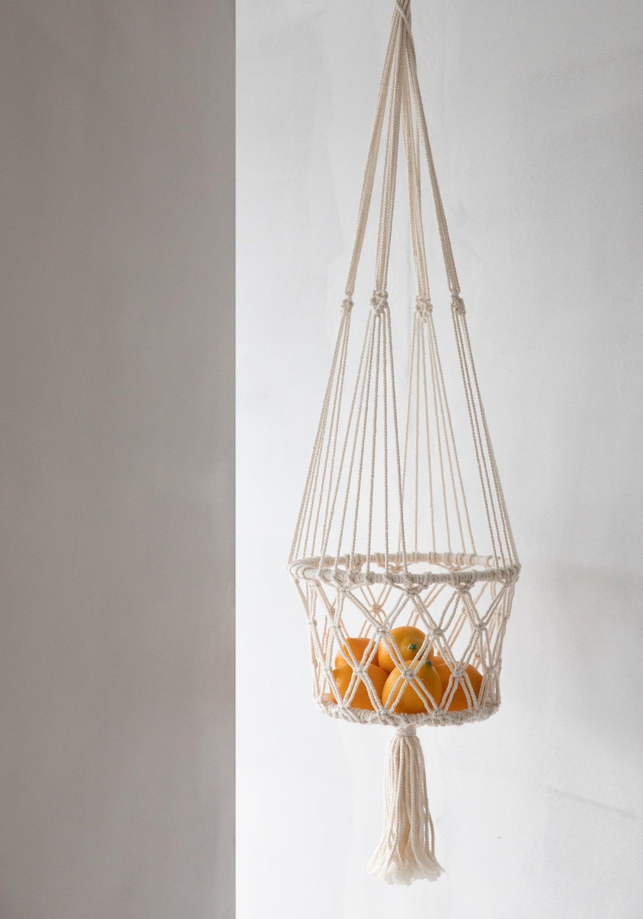 livinglovely.nl - De Macramé Plantenhanger - Wit - M - Vaas - Bazar Bizar - livinglovely.nl