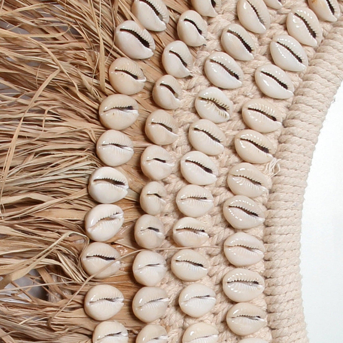 livinglovely.nl - De Raffia Cowrie Spiegel - Naturel Wit 75x75cm - Spiegel - Bazar Bizar - livinglovely.nl