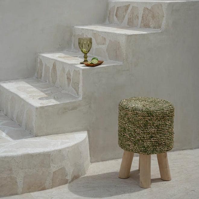 livinglovely.nl - De Raffia Tressed Kruk - Jungle Groen - Kruk - Bazar Bizar - livinglovely.nl