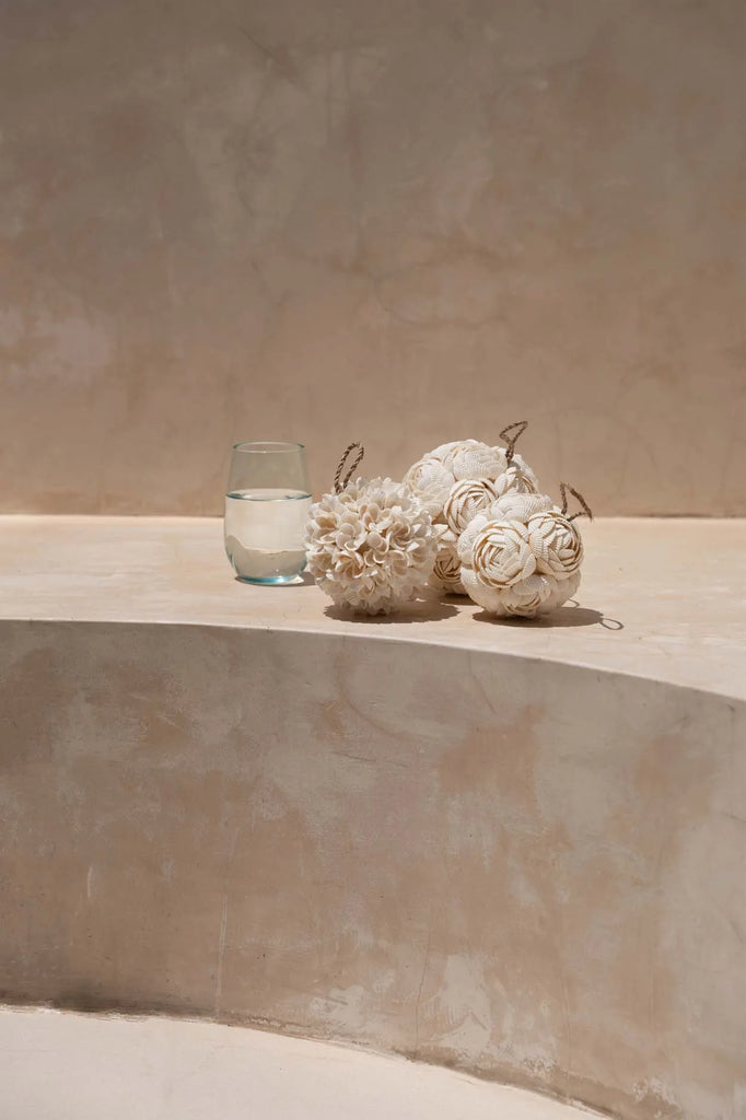 livinglovely.nl - De Rose Shell Bal Hanger - Wit - M - Hanger - Bazar Bizar - livinglovely.nl