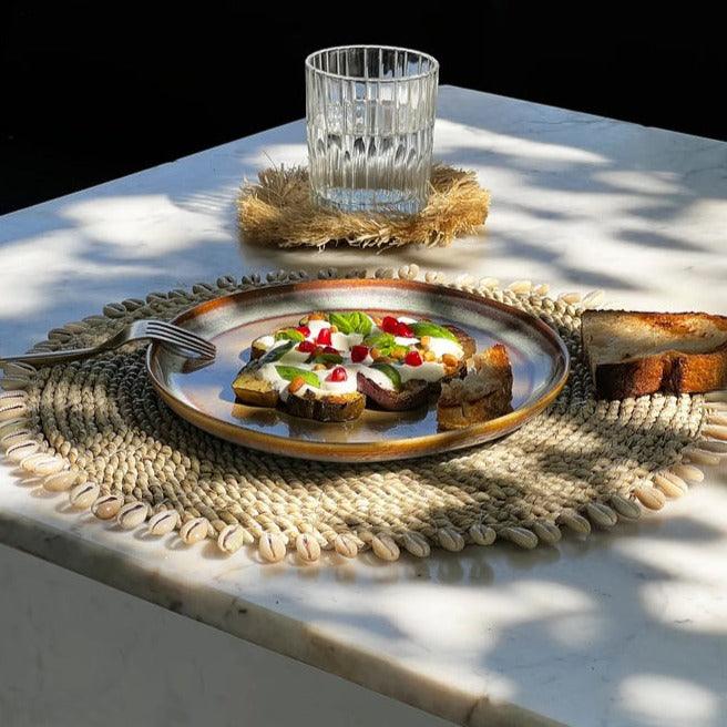 livinglovely.nl - De Seagrass Shell Placemat - Naturel - Placemat - Bazar Bizar - livinglovely.nl