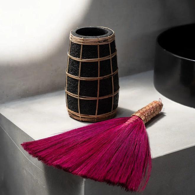 livinglovely.nl - De Sweeping Handveger - Roze - Bezem - Bazar Bizar - livinglovely.nl