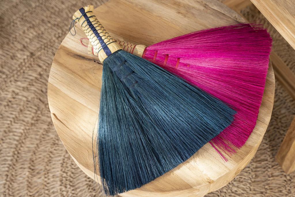 livinglovely.nl - De Sweeping Handveger - Roze - Bezem - Bazar Bizar - livinglovely.nl