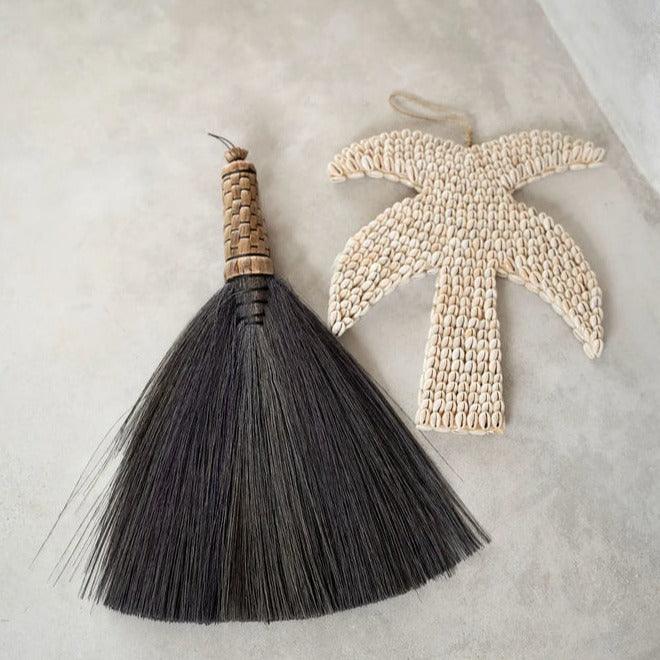 livinglovely.nl - De Sweeping Handveger - Zwart - Bezem - Bazar Bizar - livinglovely.nl