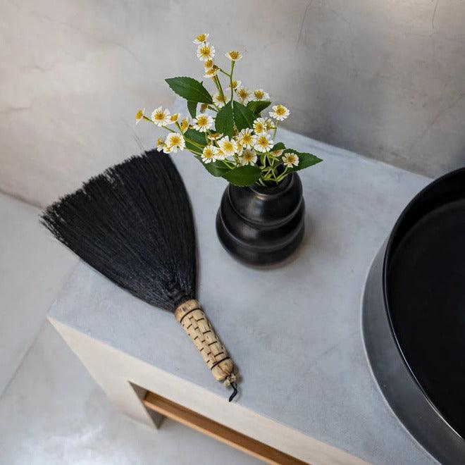 livinglovely.nl - De Sweeping Handveger - Zwart - Bezem - Bazar Bizar - livinglovely.nl