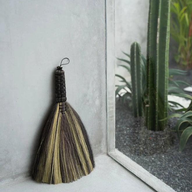 livinglovely.nl - De Sweeping Handveger - Zwart Naturel - Bezem - Bazar Bizar - livinglovely.nl