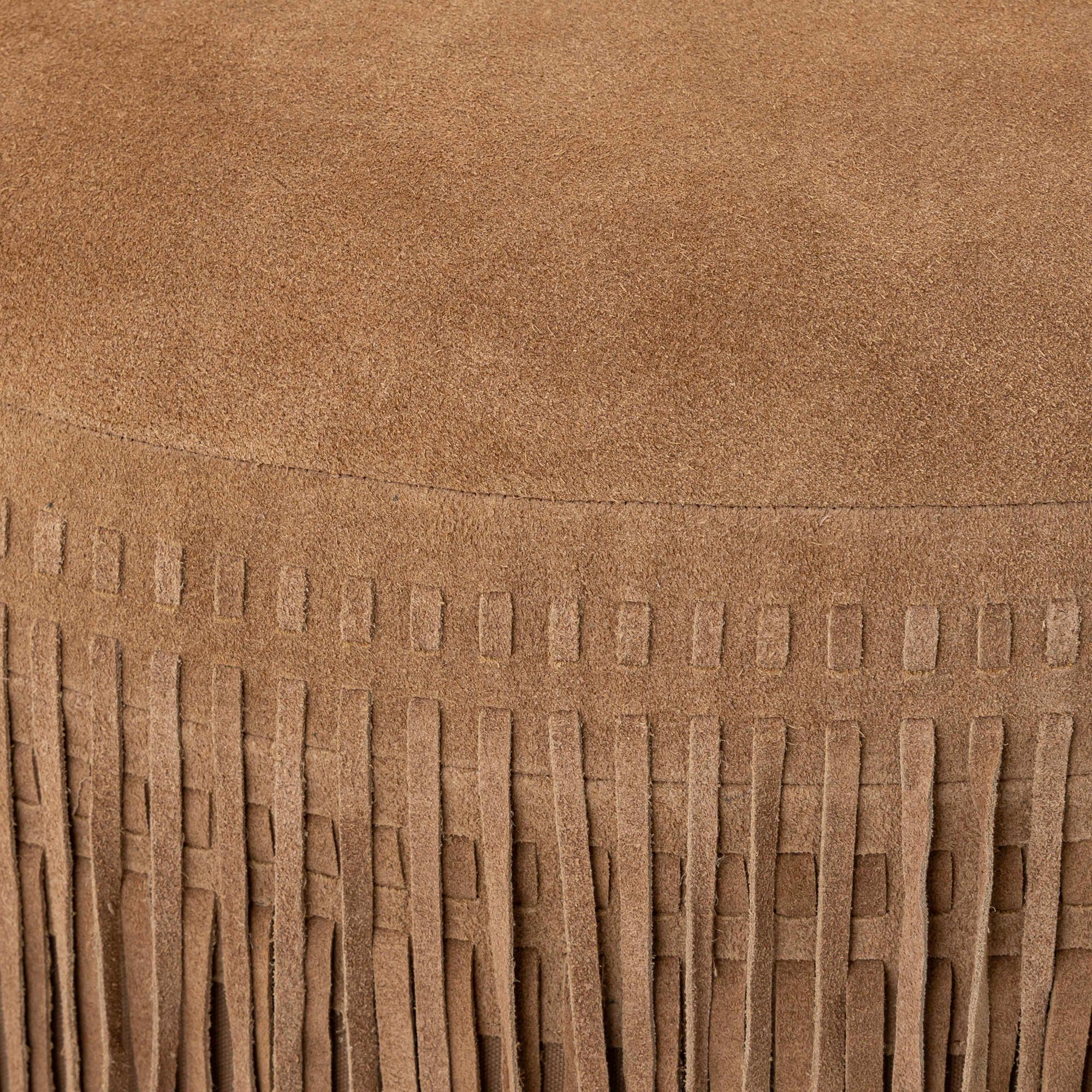 livinglovely.nl - Eleora Camel Suède Leren Poef Fringes Rond Large PTMD - Poef - PTMD - livinglovely.nl