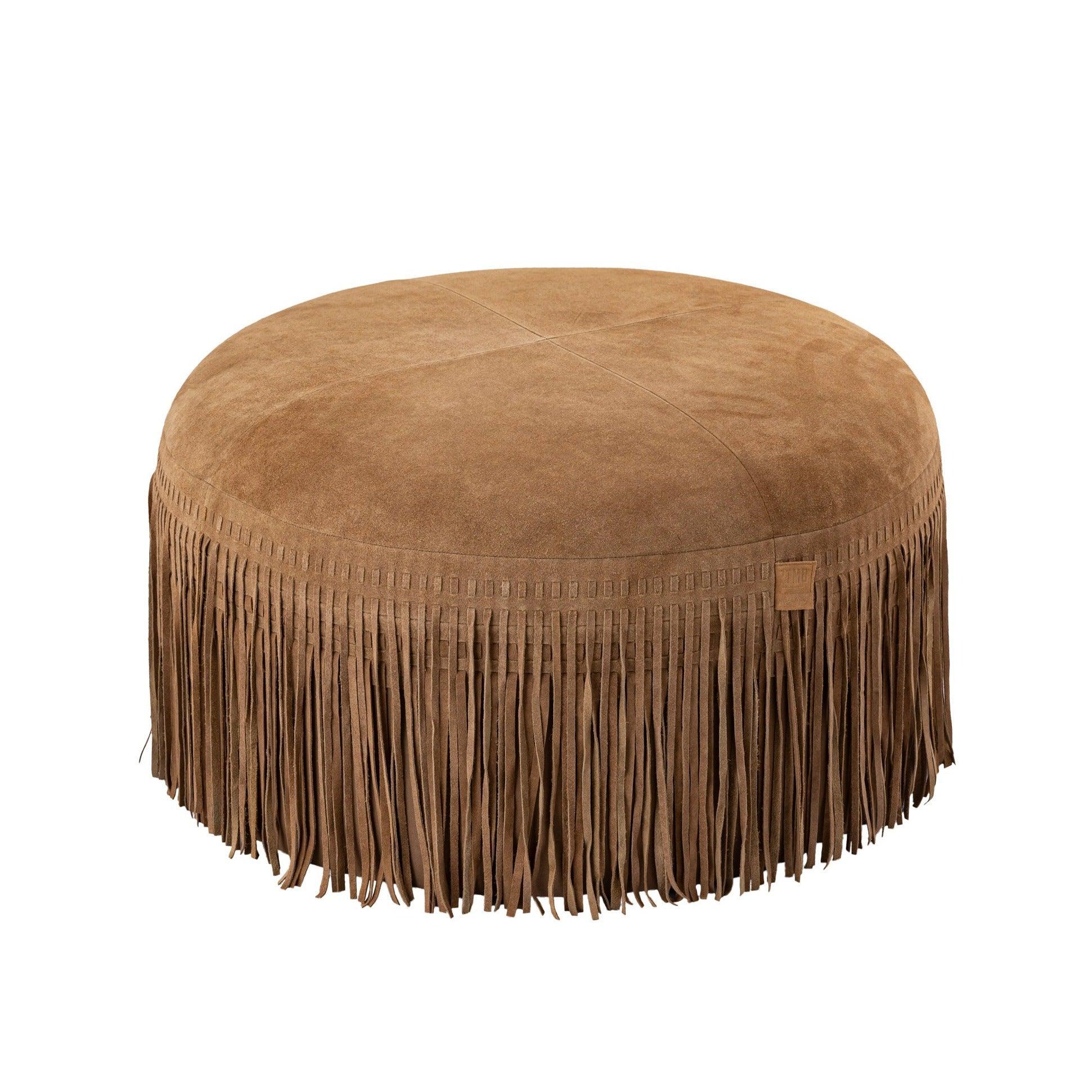 livinglovely.nl - Eleora Camel Suède Leren Poef Fringes Rond Large PTMD - Poef - PTMD - livinglovely.nl