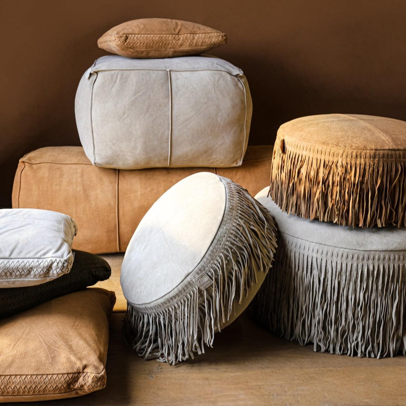 livinglovely.nl - Eleora Taupe Suede Leather Poef Fringes Round PTMD - Poef - PTMD - livinglovely.nl