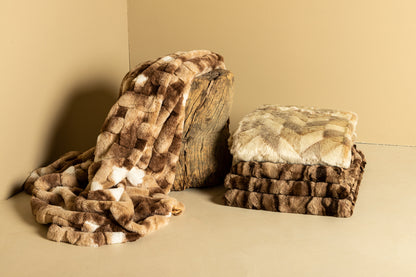 livinglovely.nl - Geraldine Brown artificial fur plaid rectangle L PTMD - Plaid - PTMD - livinglovely.nl