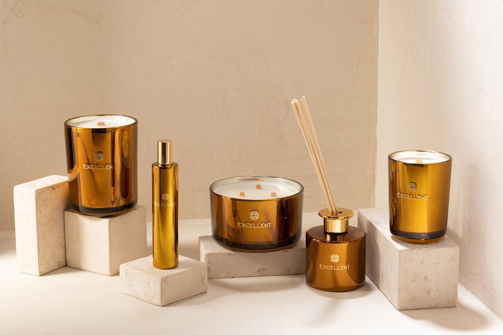 livinglovely.nl - Geurkaars Excellent Golden Honey Oker Large 40H - Geurkaars - J-Line - livinglovely.nl