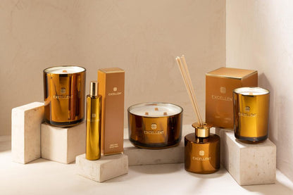 livinglovely.nl - Geurkaars Excellent Golden Honey Oker Large 40H - Geurkaars - J-Line - livinglovely.nl