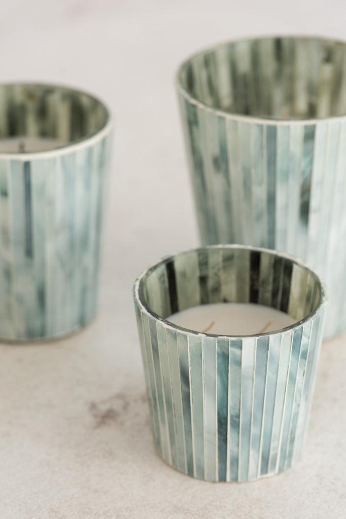 livinglovely.nl - Geurkaars Noa Seaside Bliss Lichtblauw Large - 75u - - J-Line - livinglovely.nl