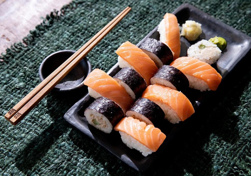 livinglovely.nl - Het Burned Sushi Bord - Zwart - Large - Sushibord - Bazar Bizar - livinglovely.nl