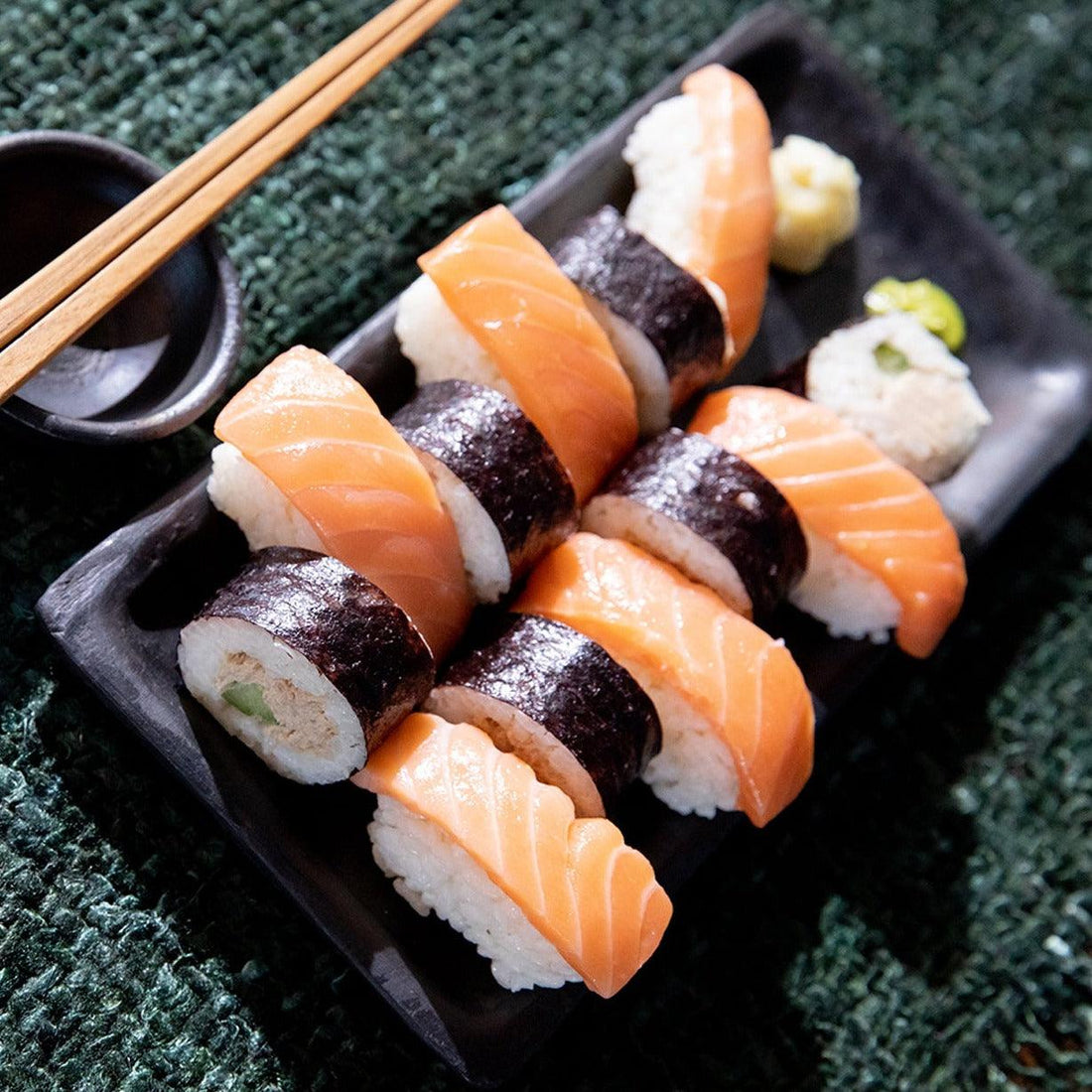 livinglovely.nl - Het Burned Sushi Bord - Zwart - Medium - Sushibord - Bazar Bizar - livinglovely.nl