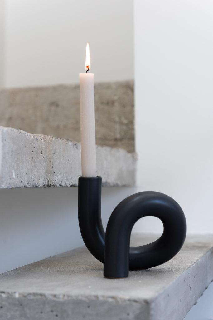 livinglovely.nl - Kaarsenhouder Torsie 1 Candle Keramiek Zwart - Kandelaar - J-Line - livinglovely.nl