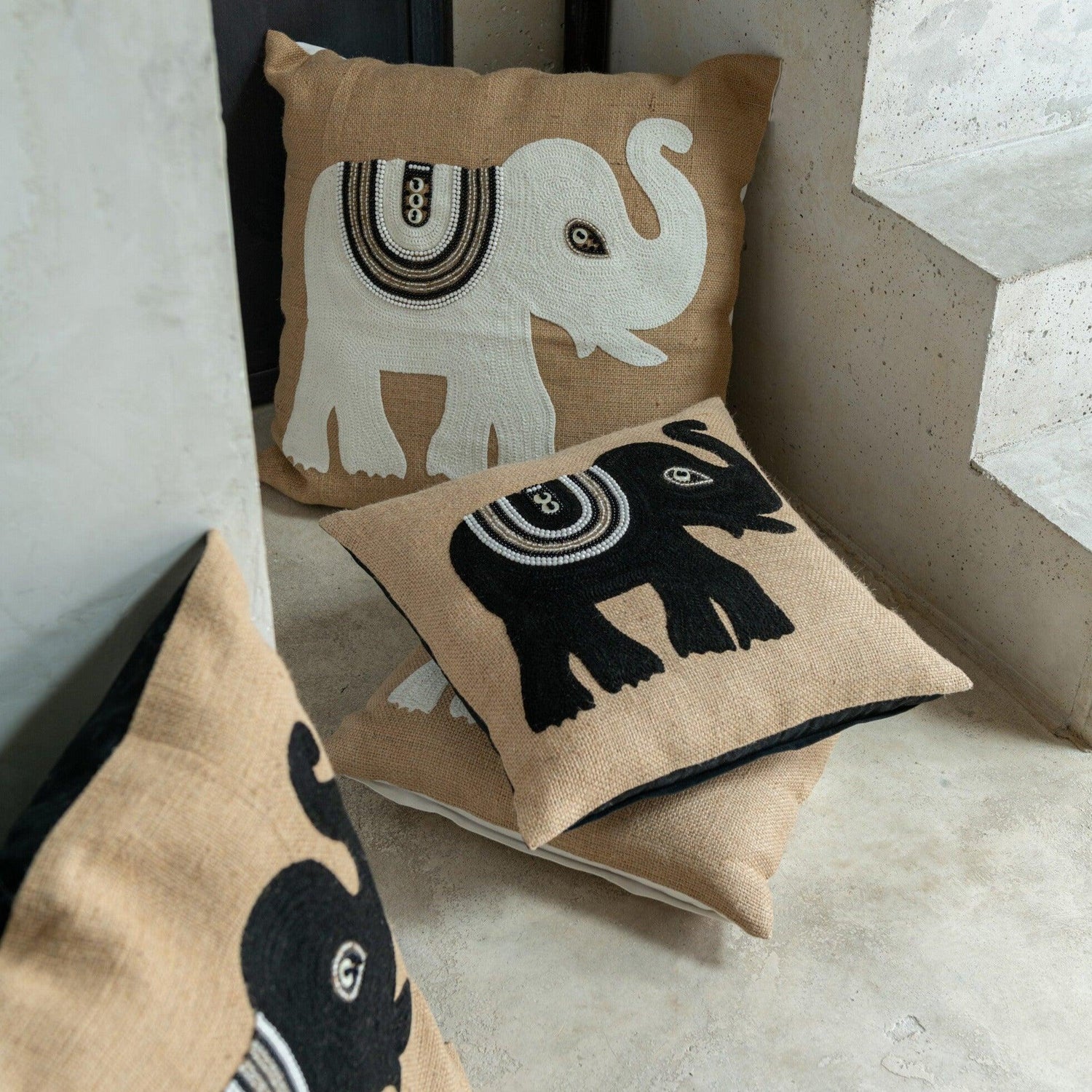 livinglovely.nl - Kussen Olifant Textiel Naturel/Zwart Large - Kussen - J-Line - livinglovely.nl