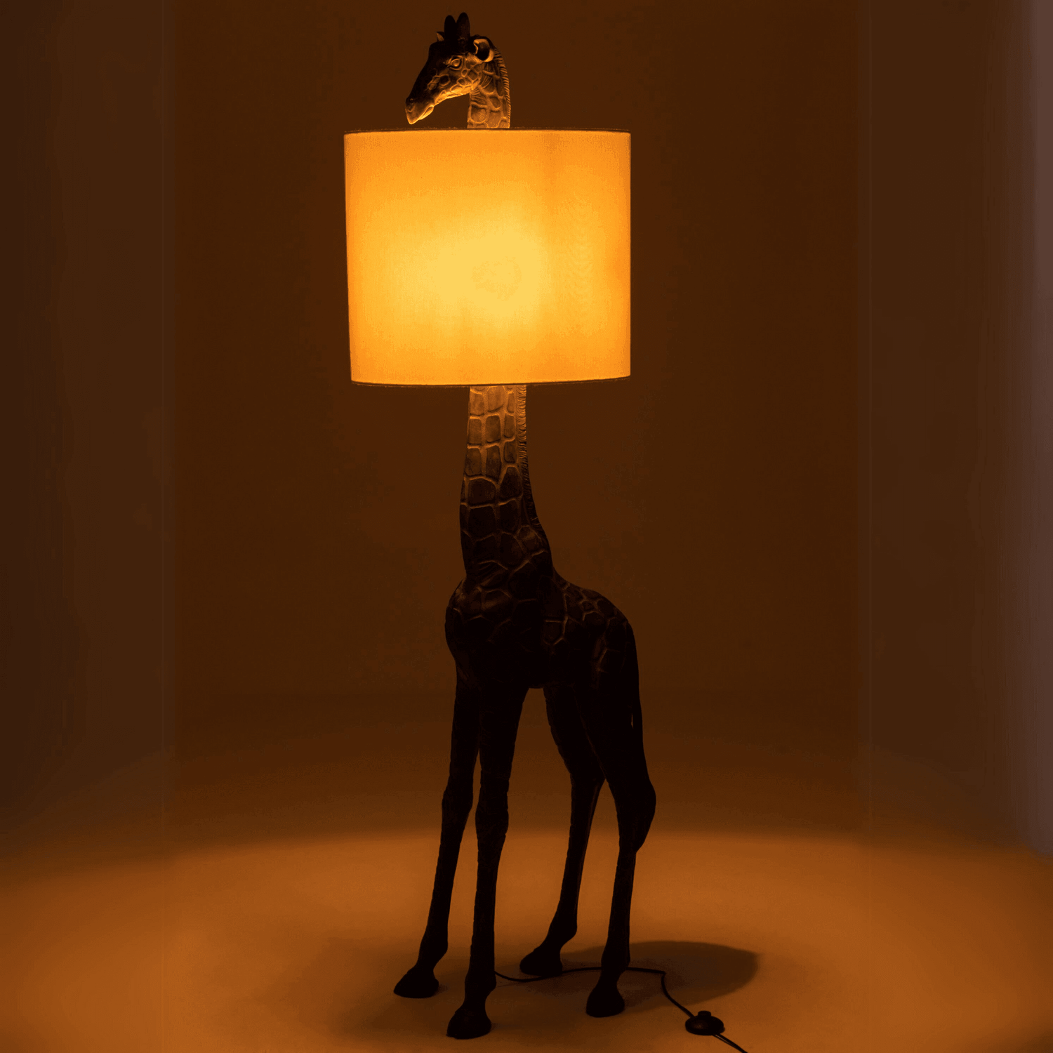 livinglovely.nl - Lamp Giraffe Poly Dark Brown - Vloerlamp - J-Line - livinglovely.nl