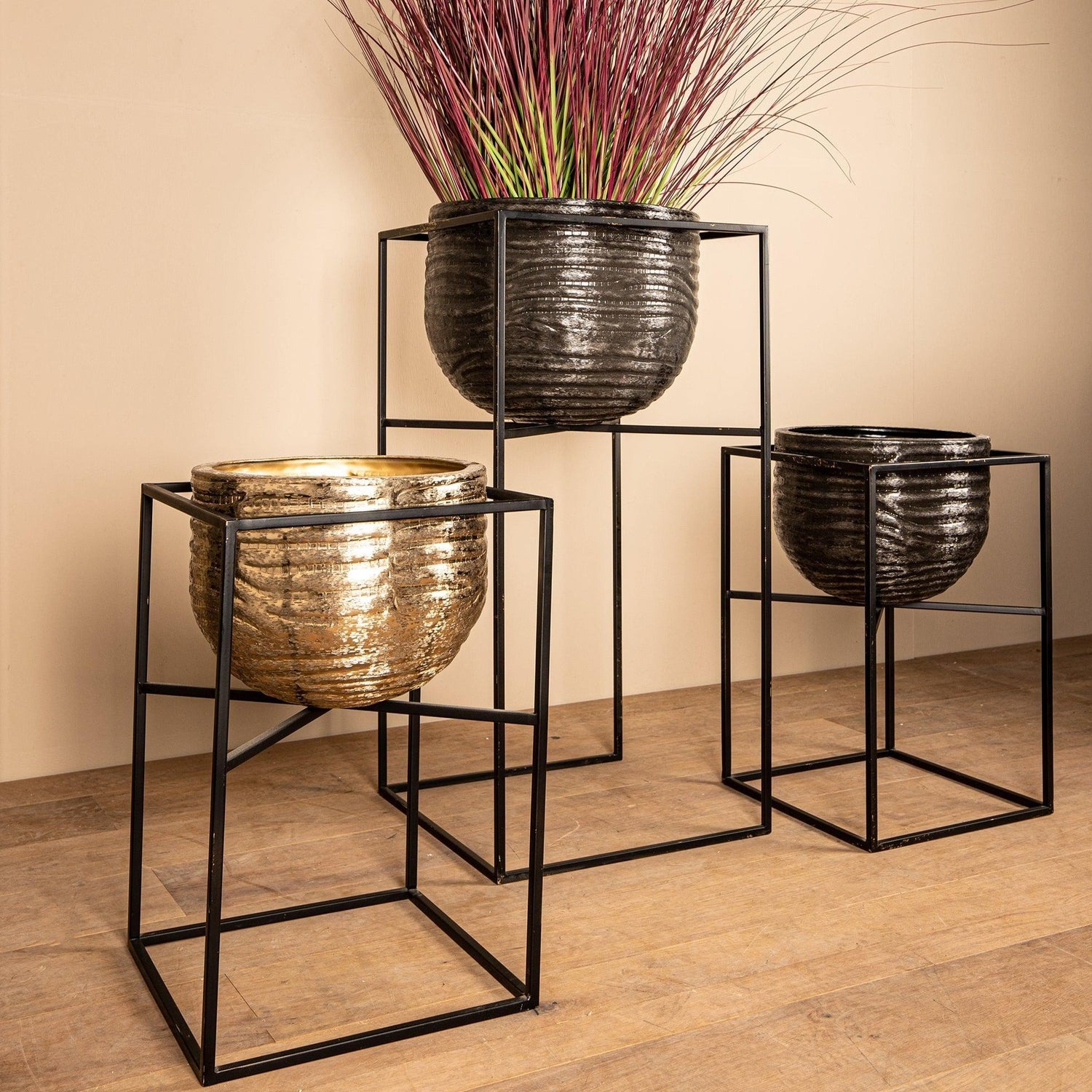 livinglovely.nl - Lesley Black Brush Alu Pot On Black Iron Stand Set van 2 PTMD - Pot - PTMD - livinglovely.nl