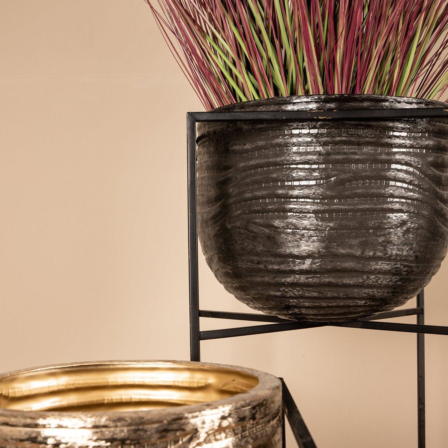 livinglovely.nl - Lesley Black Brush Alu Pot On Black Iron Stand Set van 2 PTMD - Pot - PTMD - livinglovely.nl