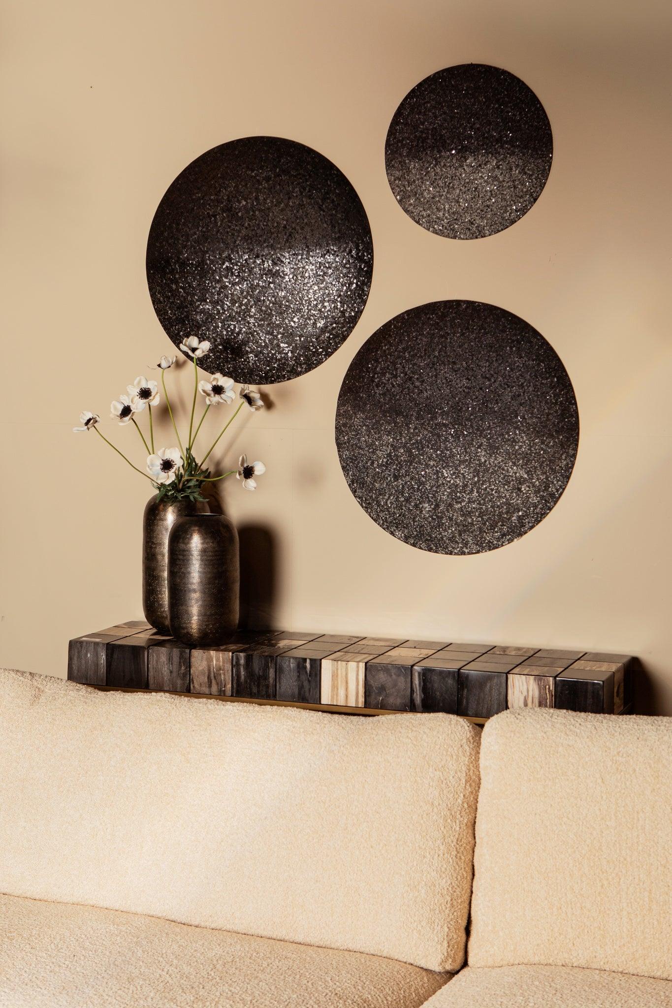 livinglovely.nl - Miecke Black shimmer iron wall panel round L PTMD - Wandpaneel - PTMD - livinglovely.nl