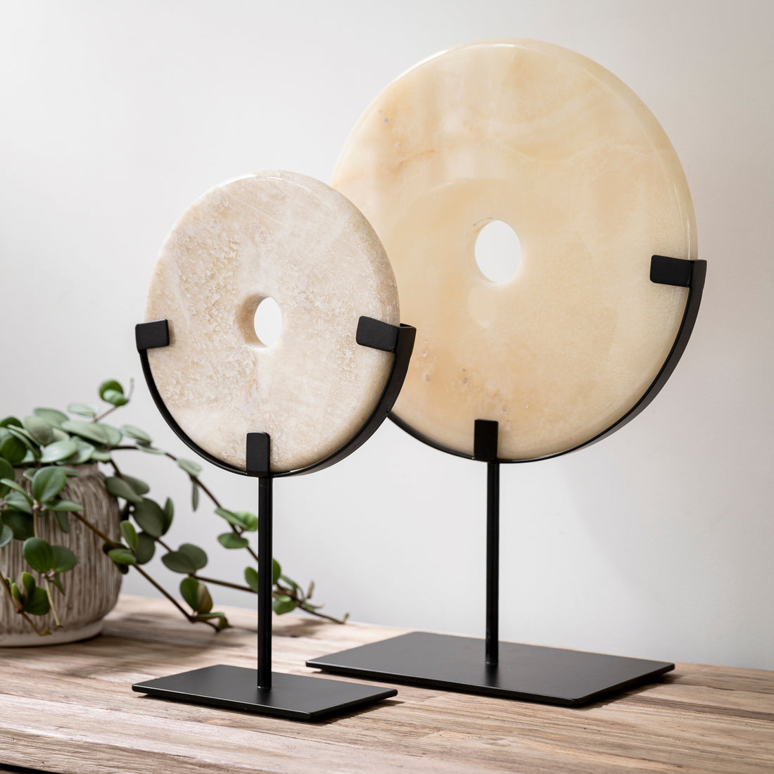 livinglovely.nl - Must Living Coin Onyx On a Stand Large - Ornament - Must Living - livinglovely.nl