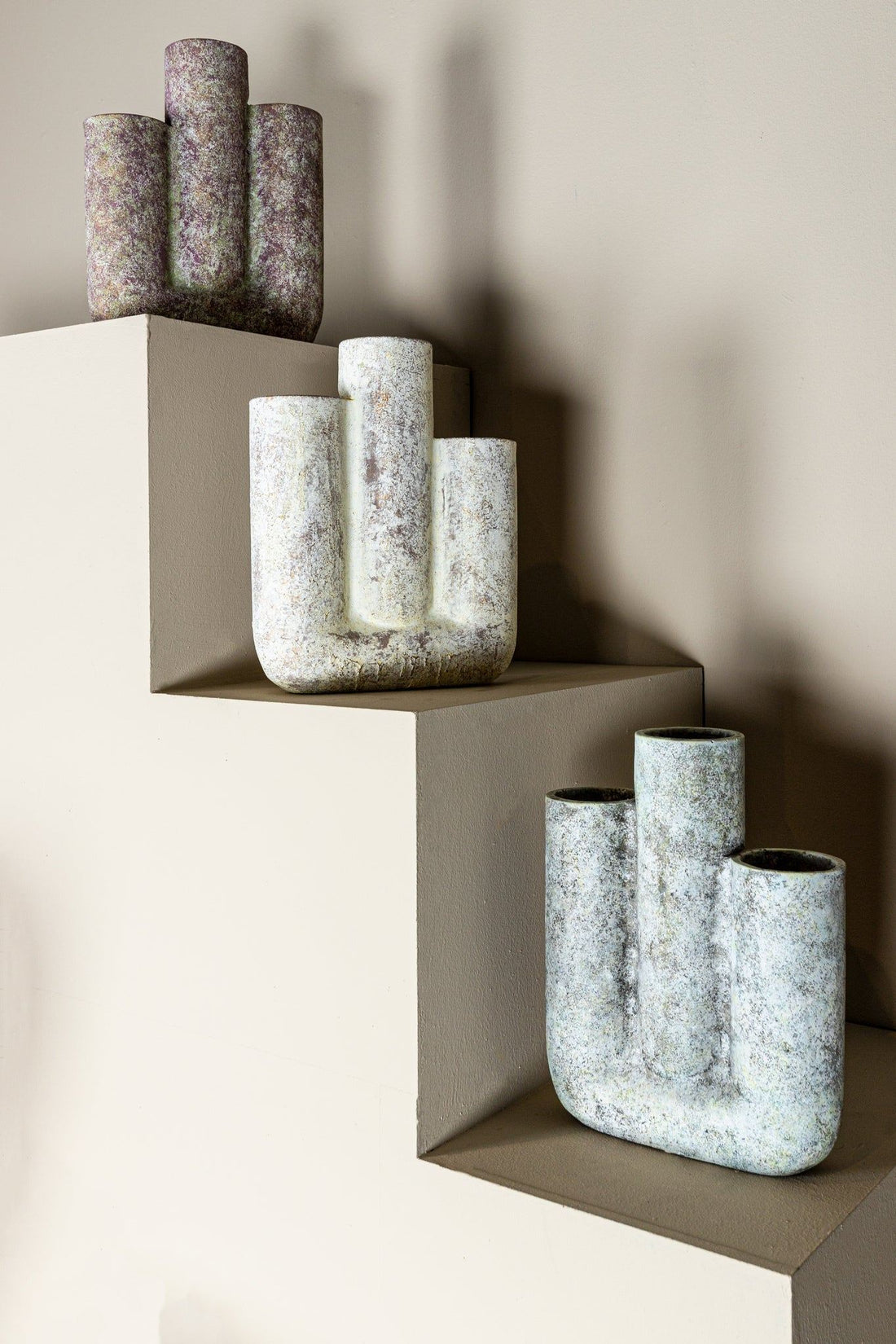 livinglovely.nl - Pipes Cream cement pot multiple vase bars round PTMD - Vaas - PTMD - livinglovely.nl