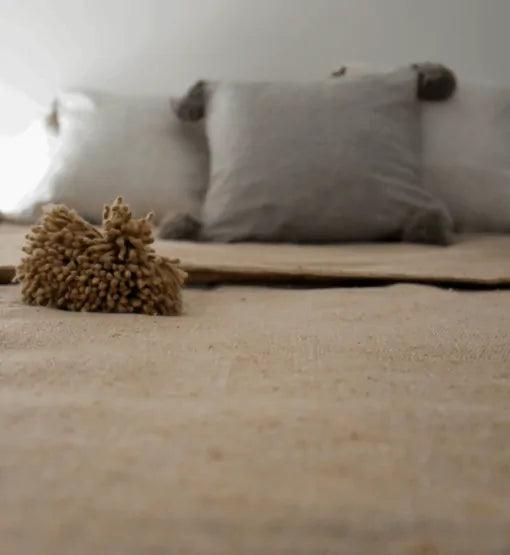 livinglovely.nl - Pom Pom Deken + 2 kussen hoezen Camel - Plaid - Poufs &amp; Pillows - livinglovely.nl