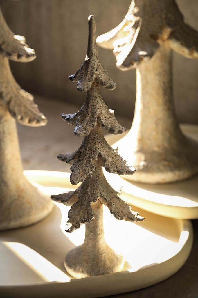 livinglovely.nl - Shefin Crème Cement Kerstboom Beeld Small PTMD - Beeld - PTMD - livinglovely.nl