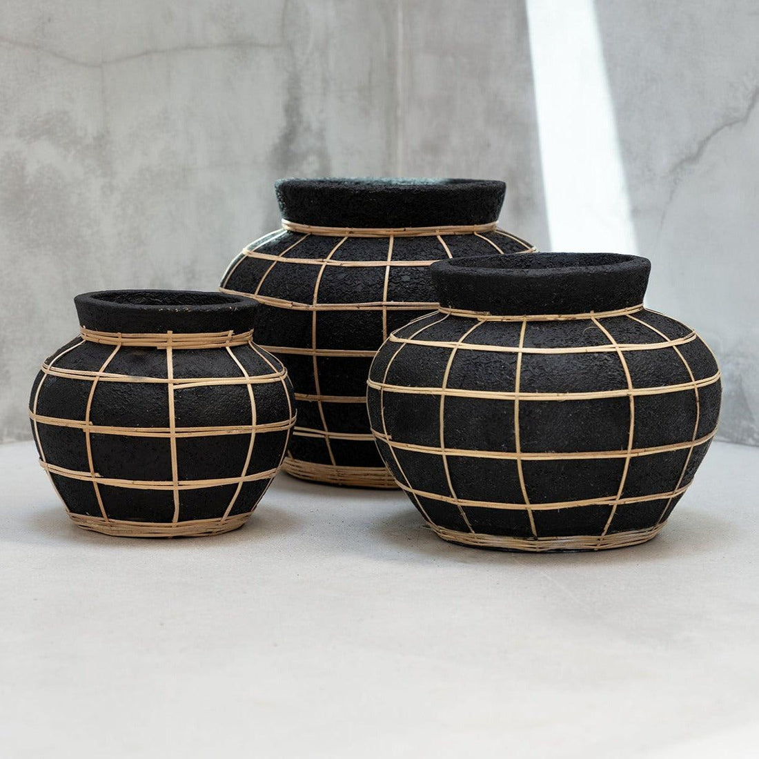 livinglovely.nl - The Belly Vase Black Naturel Large - Vaas - Bazar Bizar - livinglovely.nl