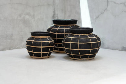 livinglovely.nl - The Belly Vase Black Naturel Large - Vaas - Bazar Bizar - livinglovely.nl