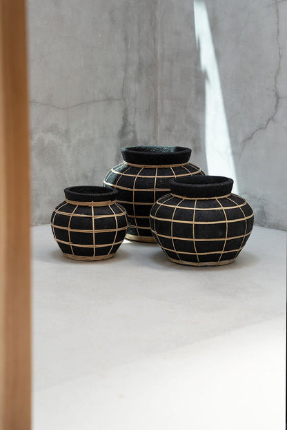 livinglovely.nl - The Belly Vase Black Naturel Large - Vaas - Bazar Bizar - livinglovely.nl