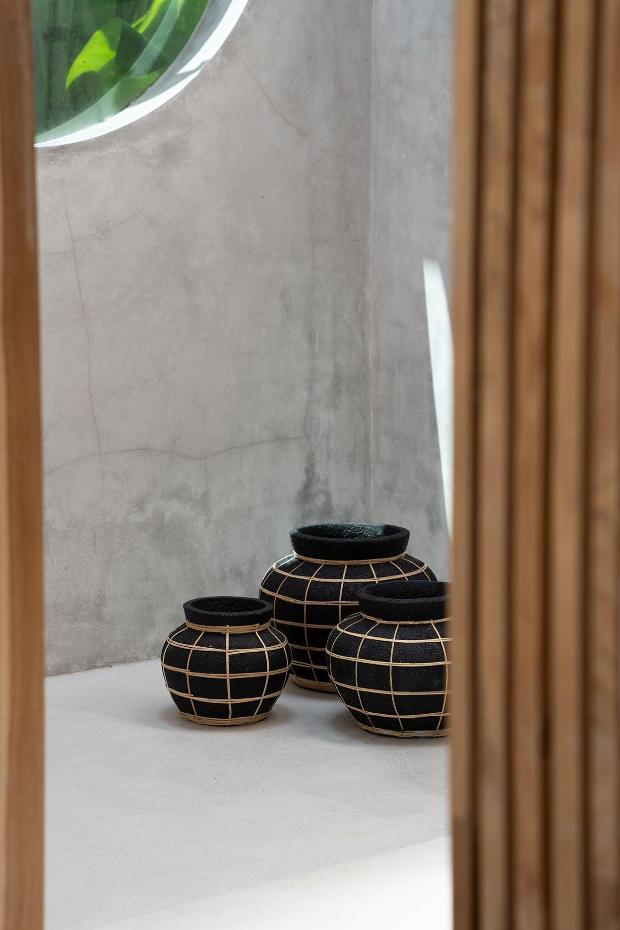 livinglovely.nl - The Belly Vase Black Naturel Large - Vaas - Bazar Bizar - livinglovely.nl