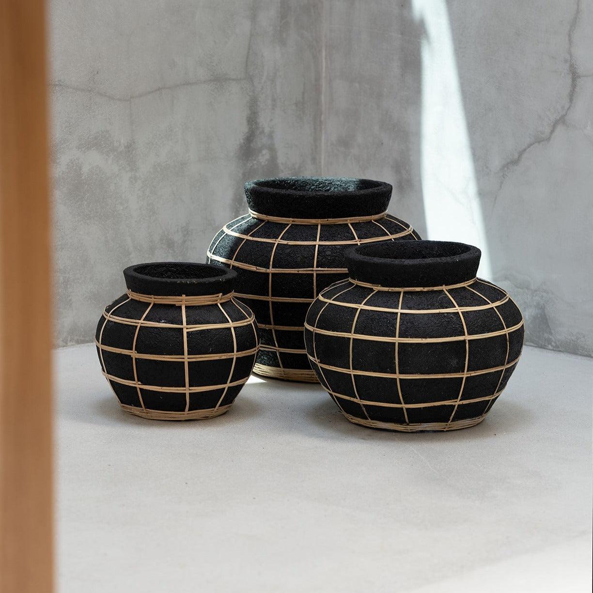 livinglovely.nl - The Belly Vase Black Naturel Medium - Vaas - Bazar Bizar - livinglovely.nl