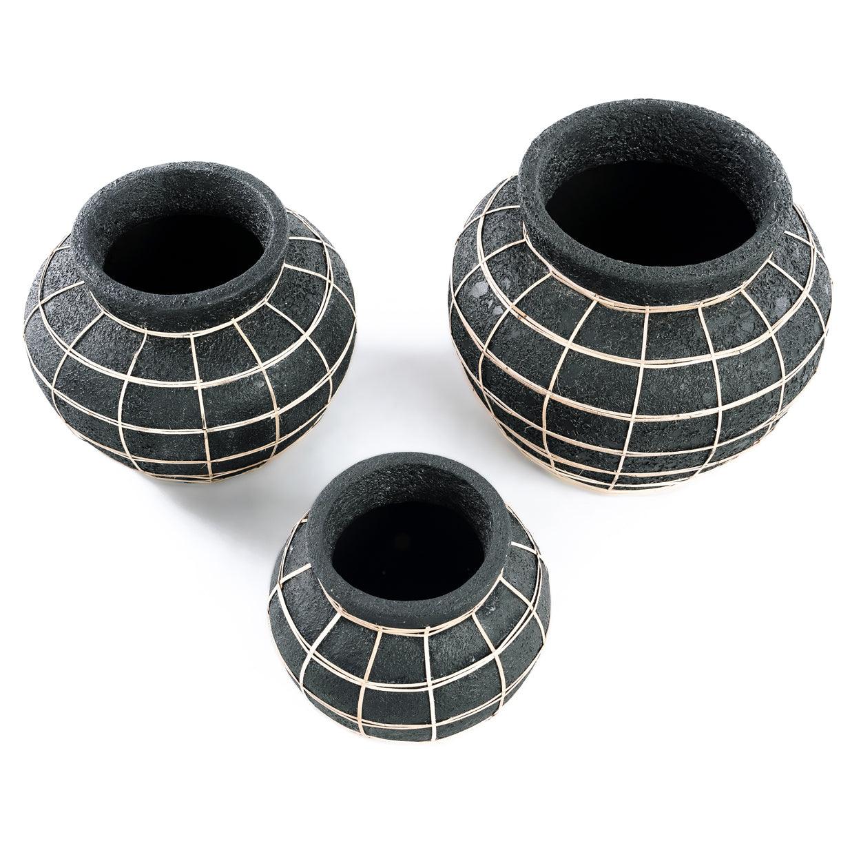 livinglovely.nl - The Belly Vase Black Naturel Medium - Vaas - Bazar Bizar - livinglovely.nl