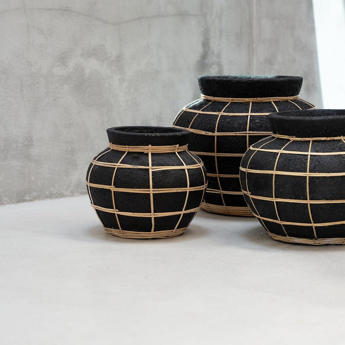 livinglovely.nl - The Belly Vase Black Naturel Small - Vaas - Bazar Bizar - livinglovely.nl