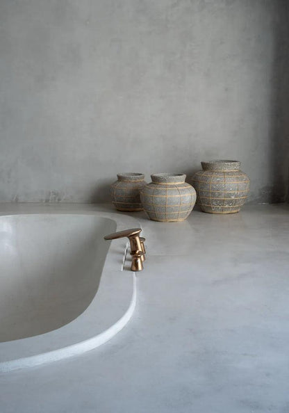 livinglovely.nl - The Belly Vase Concrete Naturel Small - Vaas - Bazar Bizar - livinglovely.nl