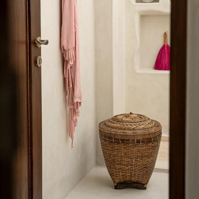 livinglovely.nl - The Colonial Storage Basket - Natural Brown - M - Mand - Bazar Bizar - livinglovely.nl