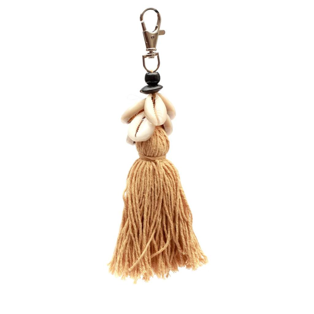 livinglovely.nl - The Cowrie Tassel Sleutelhanger - Mokka - Sleutelhanger - Bazar Bizar - livinglovely.nl