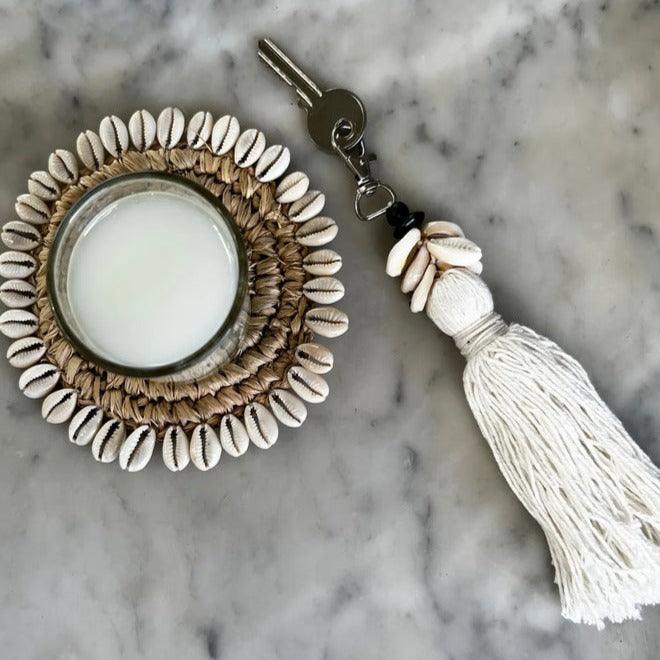 livinglovely.nl - The Cowrie Tassel Sleutelhanger - Wit - Sleutelhanger - Bazar Bizar - livinglovely.nl