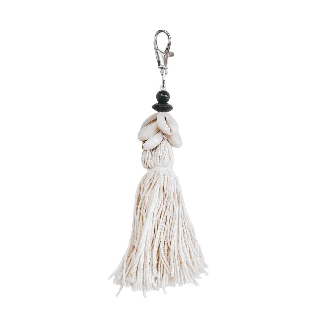 livinglovely.nl - The Cowrie Tassel Sleutelhanger - Wit - Sleutelhanger - Bazar Bizar - livinglovely.nl