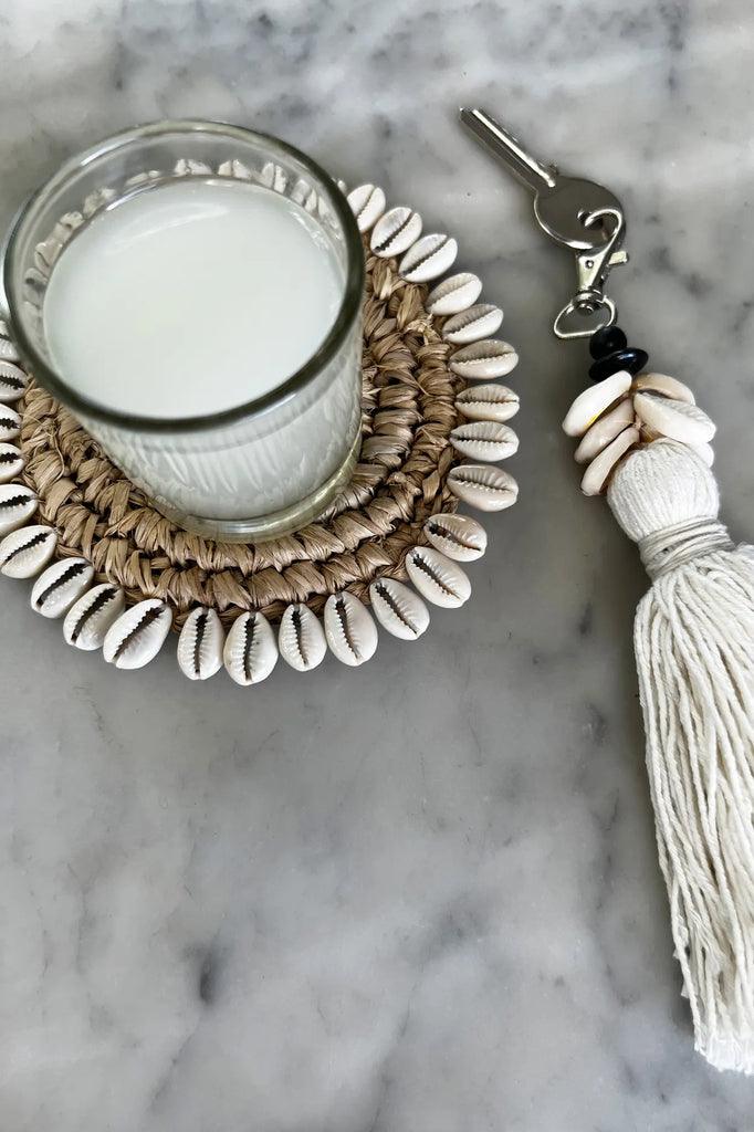 livinglovely.nl - The Cowrie Tassel Sleutelhanger - Wit - Sleutelhanger - Bazar Bizar - livinglovely.nl