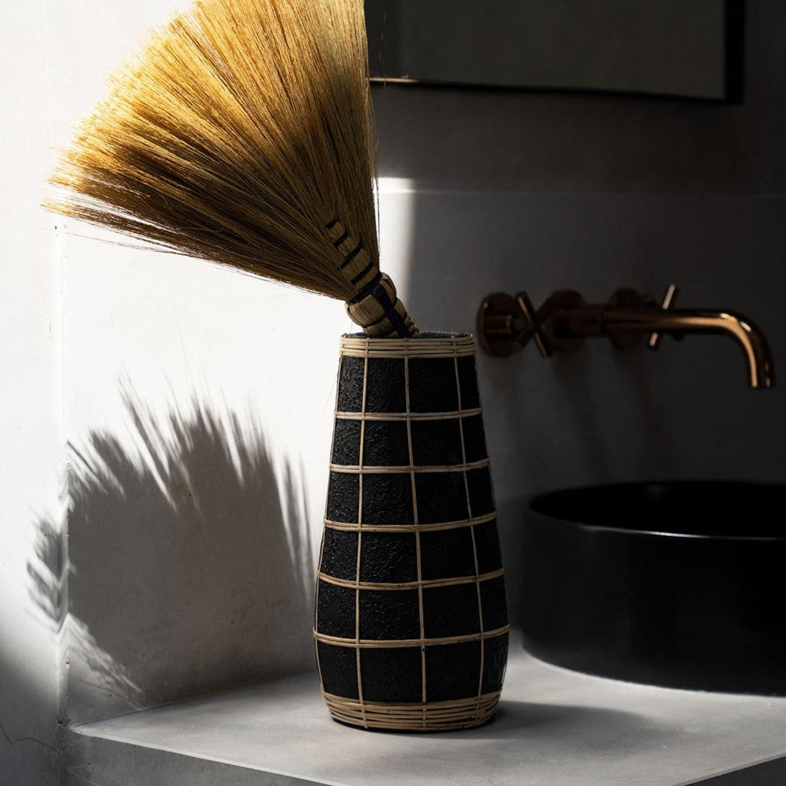 livinglovely.nl - The Cutie Vase Black Naturel Large - Vaas - Bazar Bizar - livinglovely.nl