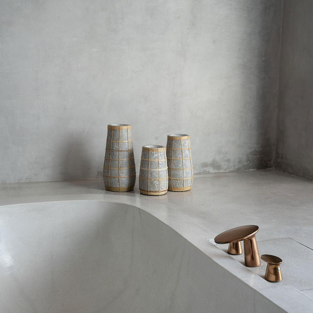 livinglovely.nl - The Cutie Vase Concrete Medium - Vaas - Bazar Bizar - livinglovely.nl