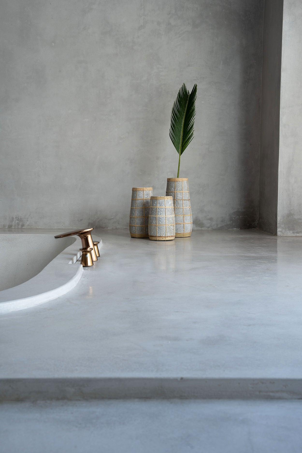 livinglovely.nl - The Cutie Vase Concrete Small - Vaas - Bazar Bizar - livinglovely.nl