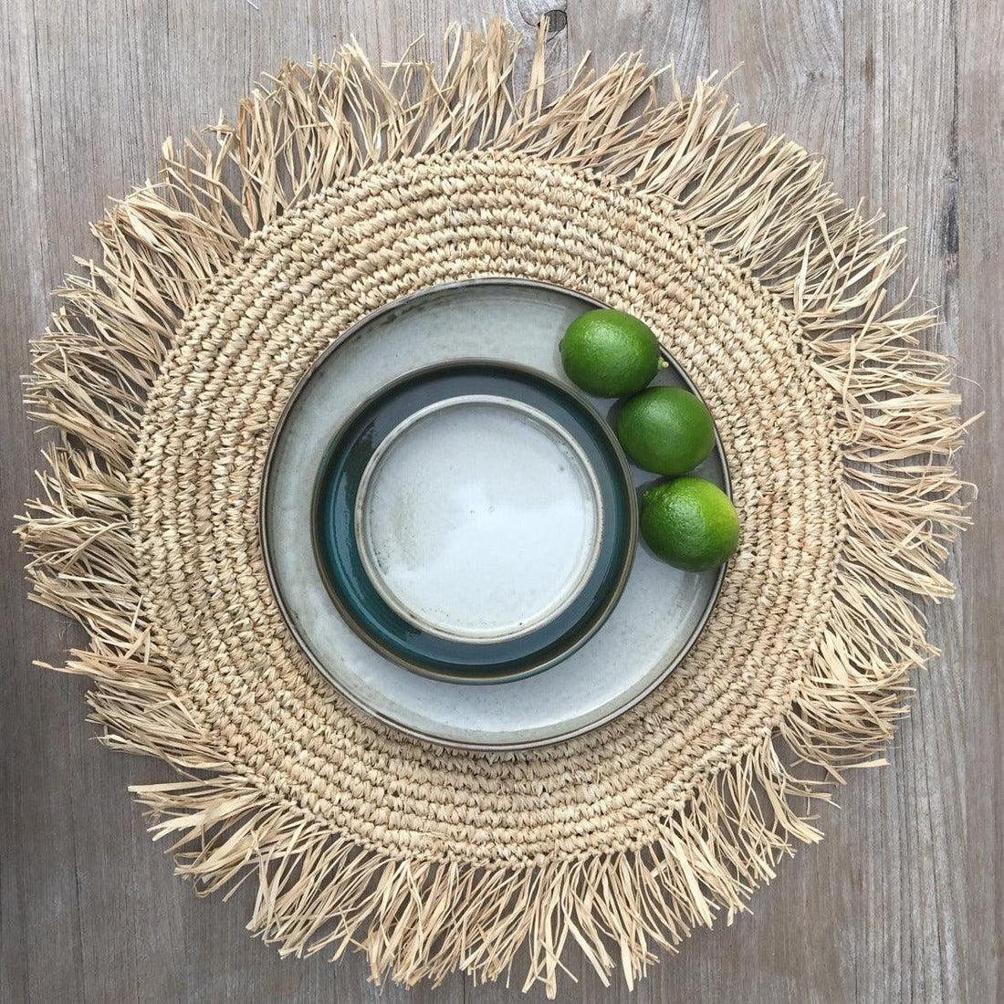 livinglovely.nl - The Fringe Raffia Placemat Round - Natural - Placemat - Bazar Bizar - livinglovely.nl