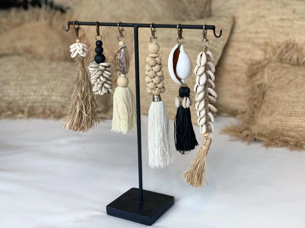 livinglovely.nl - The Raffia Cowrie Shell Sleutelhanger - Sleutelhanger - Bazar Bizar - livinglovely.nl