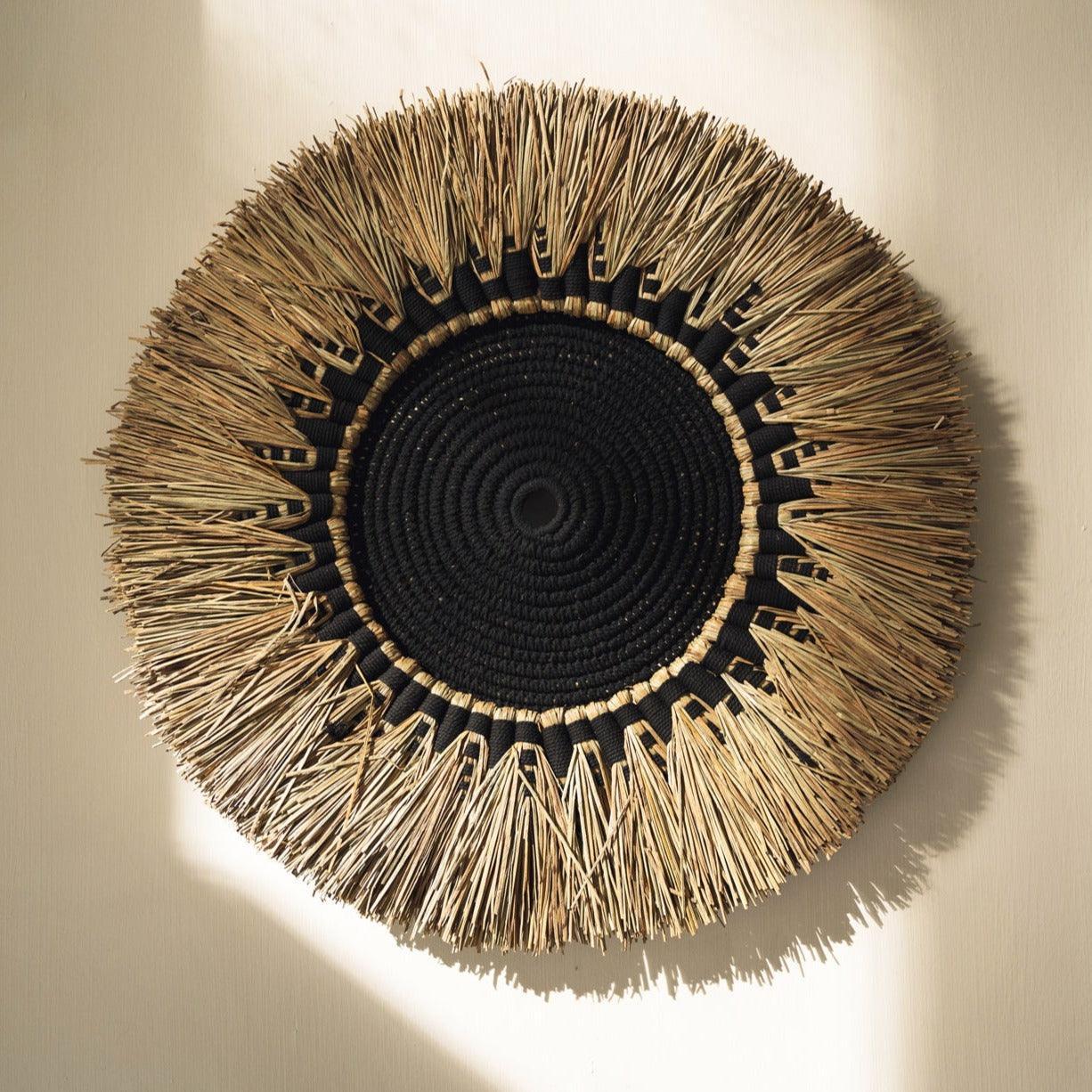 livinglovely.nl - The Raffia Macramé Wall Deco - Black Natural - Wanddecoratie - Bazar Bizar - livinglovely.nl