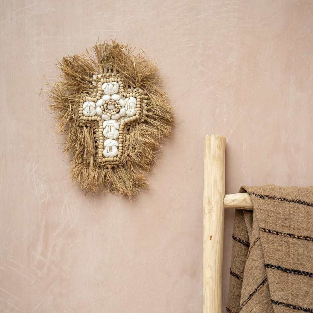 livinglovely.nl - The Raffia Shell Cross - Natural White - Large - Wanddecoratie - Bazar Bizar - livinglovely.nl