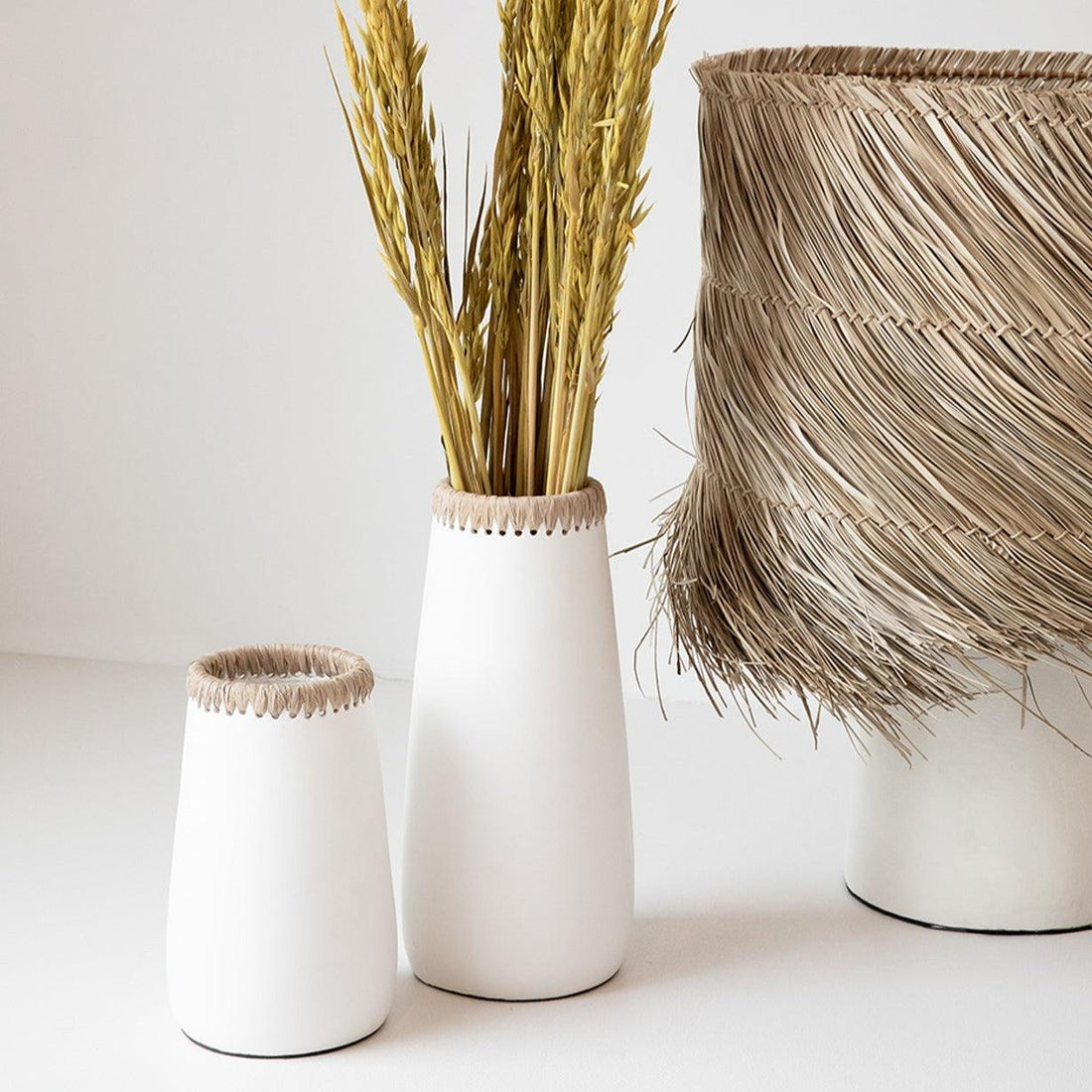 livinglovely.nl - The Sneaky Vase White Large - Vaas - Bazar Bizar - livinglovely.nl